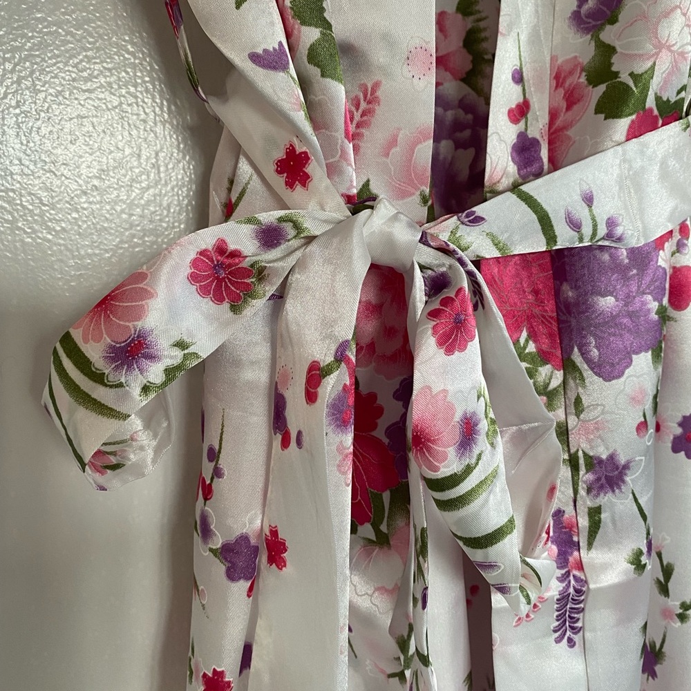 Silk-like Floral Robe. - Picture 3 of 6